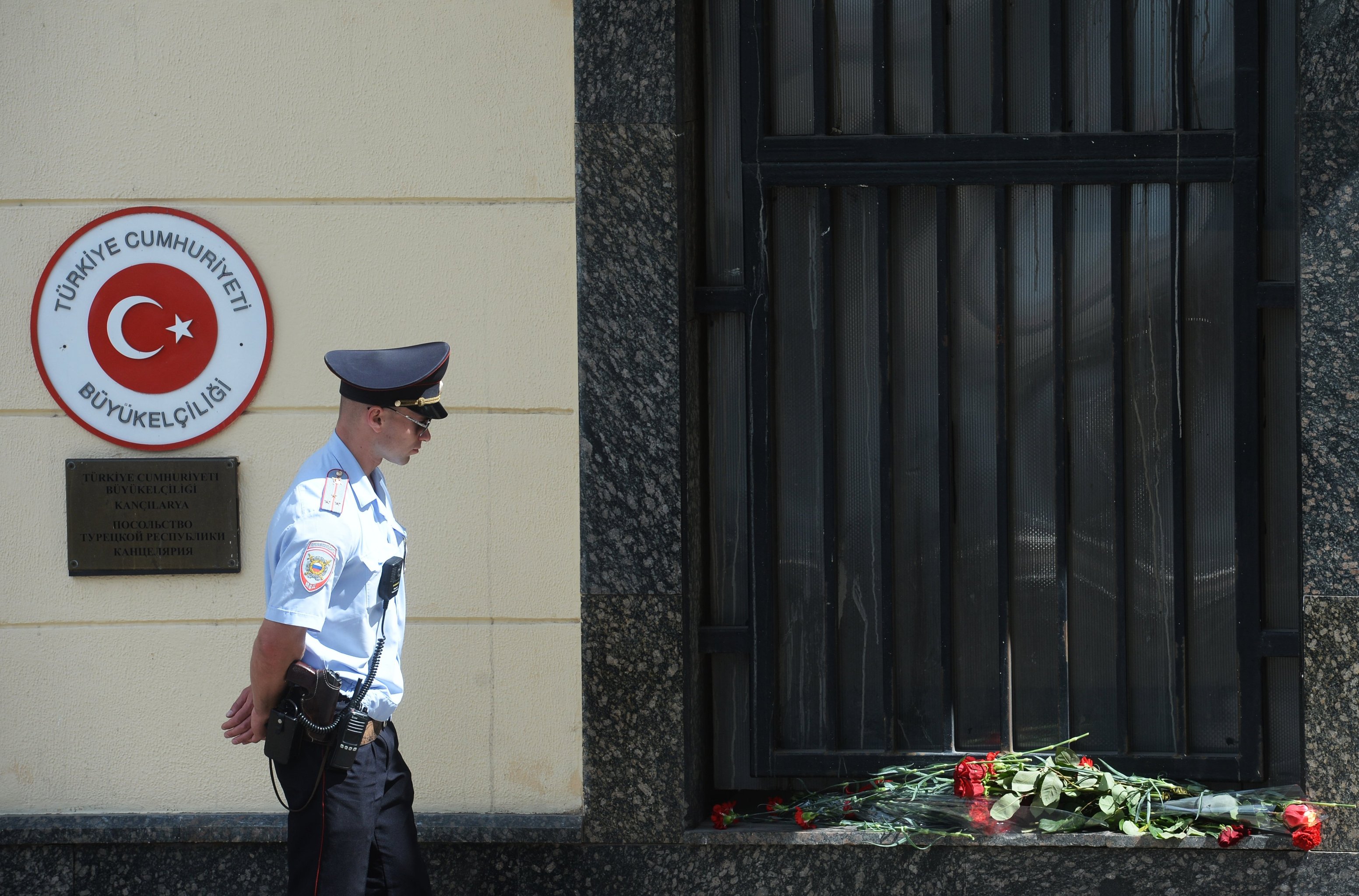 Цветы у посольства Турции в Москве в память о погибших в результате теракта в Стамбуле Цветы у посольства Турции в Москве в память о погибших в результате теракта в Стамбуле