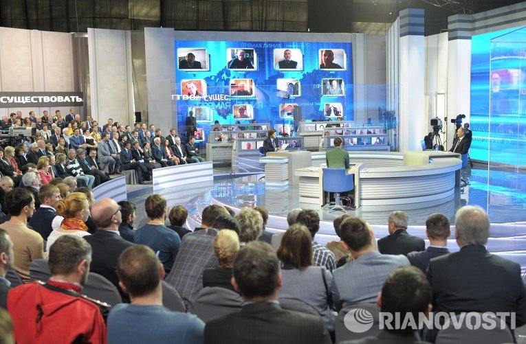 Президент России Владимир Путин отвечает на вопросы россиян в программе Прямая линия с Владимиром Путиным Президент России Владимир Путин отвечает на вопросы россиян в программе Прямая линия с Владимиром Путиным
