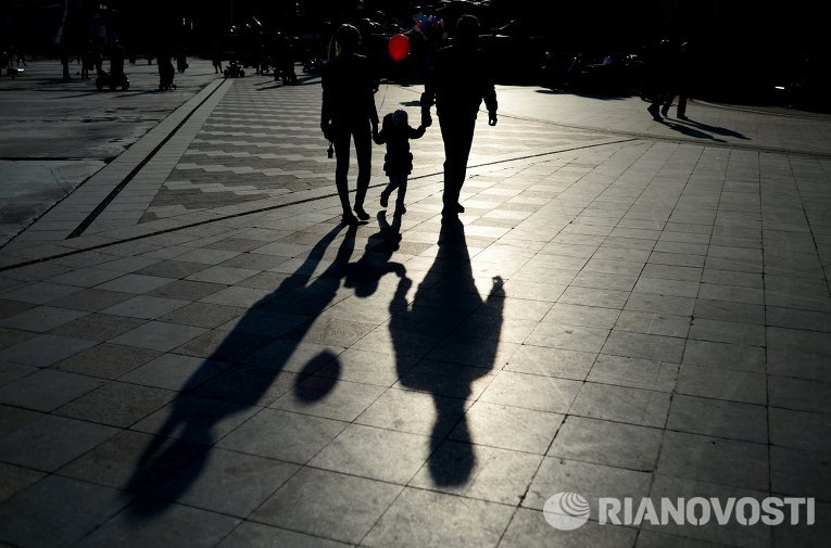 Отдыхающие на набережной в Ялте Отдыхающие на набережной в Ялте