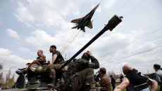 Истребитель пролетает над украинскими солдатами возле Краматорска. 16 апреля 2014 Истребитель пролетает над украинскими солдатами возле Краматорска. 16 апреля 2014