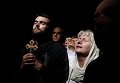 Верующие во время схождения Благодатного огня в храме Гроба Господня в Иерусалиме Верующие во время схождения Благодатного огня в храме Гроба Господня в Иерусалиме
