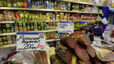 Мясная продукция на крытом рынке. Архивное фото Мясная продукция на крытом рынке. Архивное фото