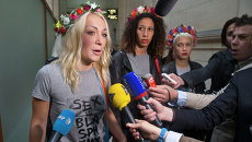 Активистки Femen отвечают на вопросы журналистов возле здания суда в Париже Активистки Femen отвечают на вопросы журналистов возле здания суда в Париже