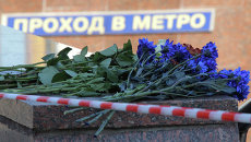 Цветы на пандусе пешеходного перехода станции метро Славянский бульвар. Архивное фото Цветы на пандусе пешеходного перехода станции метро Славянский бульвар. Архивное фото