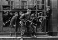Немецкие солдаты на улицах Варшавы, 1944-ый год Немецкие солдаты на улицах Варшавы, 1944-ый год