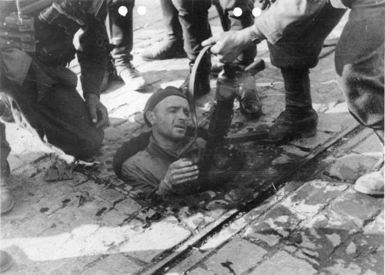 Сдача в плен бойца польского сопротивления. 6-ое октября 1944. Сдача в плен бойца польского сопротивления. 6-ое октября 1944.
