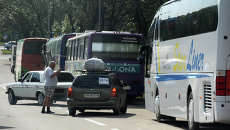 Автобусы и автомобили с беженцами, которые отправляются из Донецка в Россию. Архивное фото Автобусы и автомобили с беженцами, которые отправляются из Донецка в Россию. Архивное фото