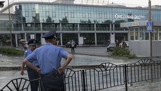 Милиция возле железнодорожного вокзала в Донецке. Архивное фото Милиция возле железнодорожного вокзала в Донецке. Архивное фото