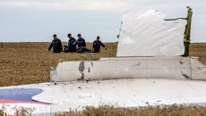 Сбор тел погибших на месте крушения малайзийского лайнера Boeing 777 в районе Шахтерска Сбор тел погибших на месте крушения малайзийского лайнера Boeing 777 в районе Шахтерска