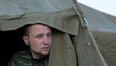Украинский солдат в палаточном лагере недалеко от деревни Гуково Ростовской области Украинский солдат в палаточном лагере недалеко от деревни Гуково Ростовской области
