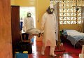 Доктора несут больного зараженного вирусом Эбола в больнице Доктора несут больного зараженного вирусом Эбола в больнице