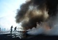 Пожарные тушат подожженные активистами покрышки на площади Независимости в Киеве Пожарные тушат подожженные активистами покрышки на площади Независимости в Киеве