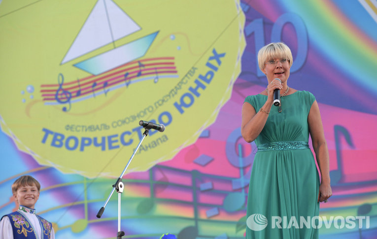 Илона Броневицкая на фестивале Союзного государства Творчество юных в Анапе Илона Броневицкая на фестивале Союзного государства Творчество юных в Анапе