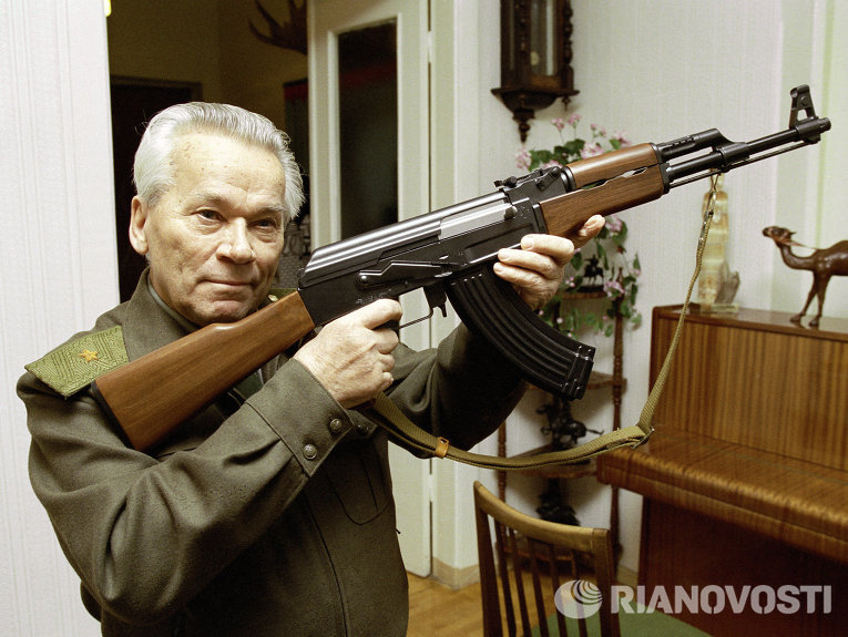 Михаил Калашников с автоматом АК-47 Михаил Калашников с автоматом АК-47