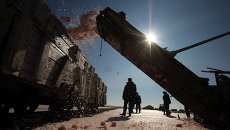 Поезд загружается с морской солью на озере Сасык-Сиваш Поезд загружается с морской солью на озере Сасык-Сиваш