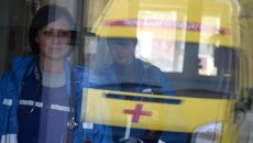 Врачи бригады скорой помощи в здании больницы, архивное фото Врачи бригады скорой помощи в здании больницы, архивное фото