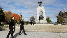 Полицейский патруль возле военного мемориала в Оттаве 22 октября 2014 Полицейский патруль возле военного мемориала в Оттаве 22 октября 2014