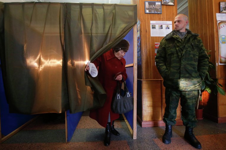 Жительница Донецка голосует на выборах главы ДНР и депутатов Народного Совета республики на избирательном участке Жительница Донецка голосует на выборах главы ДНР и депутатов Народного Совета республики на избирательном участке