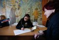 Жительница Донецка голосует на выборах главы ДНР и депутатов Народного Совета республики на избирательном участке Жительница Донецка голосует на выборах главы ДНР и депутатов Народного Совета республики на избирательном участке