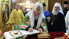 Патриарх Московский и всея Руси Кирилл оставляет памятную запись в книге кафедрального собора Архангела Михаила Патриарх Московский и всея Руси Кирилл оставляет памятную запись в книге кафедрального собора Архангела Михаила