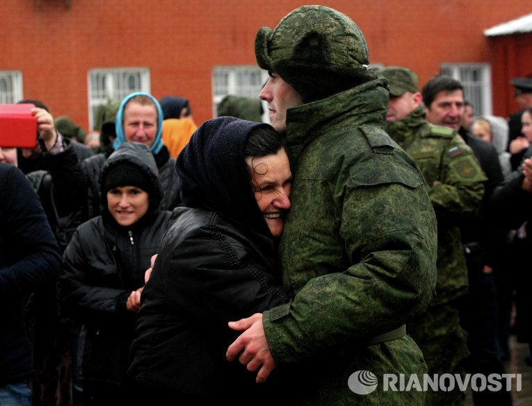 Новобранец прощается с близкими перед отправкой к месту несения службы Новобранец прощается с близкими перед отправкой к месту несения службы