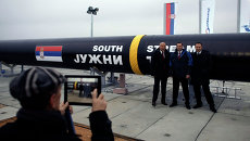 Люди фотографируются с частью газопровода Южный поток в Сербии Люди фотографируются с частью газопровода Южный поток в Сербии