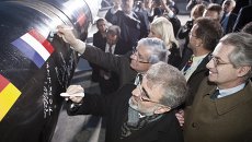 Акционеры и партнеры проекта ОАО Газпром расписываются на первом стыке трубы во время церемонии запуска проекта по строительству газопровода Южный поток в Анапе Акционеры и партнеры проекта ОАО Газпром расписываются на первом стыке трубы во время церемонии запуска проекта по строительству газопровода Южный поток в Анапе