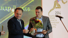 Министр спорта РФ Виталий Мутко (слева) и лыжник Александр Легков Министр спорта РФ Виталий Мутко (слева) и лыжник Александр Легков