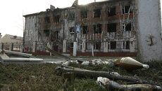 Снаряды на газоне возле школы №20 в центре города Грозного. Архивное фото Снаряды на газоне возле школы №20 в центре города Грозного. Архивное фото