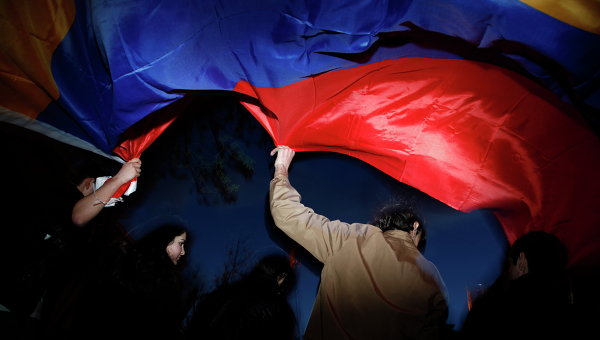 Люди с флагом Армении Люди с флагом Армении