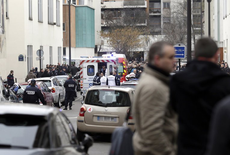 Автомобили скорой помощи возле офиса издания Charlie Hebdo в Париже Автомобили скорой помощи возле офиса издания Charlie Hebdo в Париже