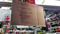 Надпись Журнал Charlie Hebdo будет завтра в газетном киоске Парижа. Архивное фото Надпись Журнал Charlie Hebdo будет завтра в газетном киоске Парижа. Архивное фото
