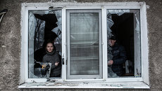 Жители Донецка в своей квартире после обстрела украинской артиллерией Жители Донецка в своей квартире после обстрела украинской артиллерией