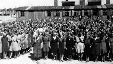 Заключенные в концентрационном лагере Освенцим. Архивное фото Заключенные в концентрационном лагере Освенцим. Архивное фото
