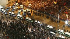 Участники антиисламского движения проходят мимо толпы своих противников во время митинга в Лейпциге Участники антиисламского движения проходят мимо толпы своих противников во время митинга в Лейпциге