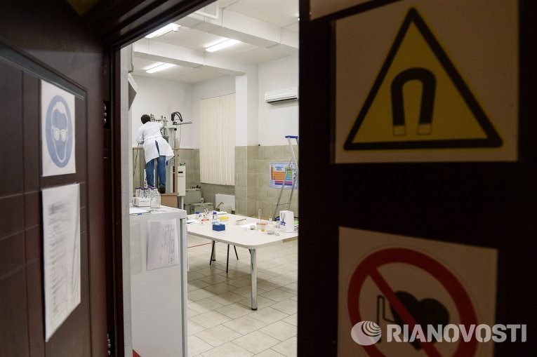Студент в лаборатории по производству лекарств в Центре коллективного пользования (научно-образовательный центр) Российского университета дружбы народов в Москве Студент в лаборатории по производству лекарств в Центре коллективного пользования (научно-образовательный центр) Российского университета дружбы народов в Москве