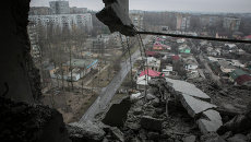 Вид на город Донецк из квартиры, пострадавшей в результате обстрела города. Архивное фото Вид на город Донецк из квартиры, пострадавшей в результате обстрела города. Архивное фото