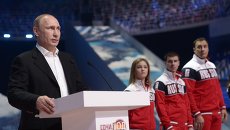 Президент России Владимир Путин выступает перед началом ледового шоу Год после Игр во Дворце зимнего спорта Айсберг, посвященного годовщине открытия XXII Олимпийских игр в Сочи Президент России Владимир Путин выступает перед началом ледового шоу Год после Игр во Дворце зимнего спорта Айсберг, посвященного годовщине открытия XXII Олимпийских игр в Сочи