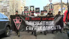 Активисты Правого сектора с флагами и плакатами прошли маршем по Киеву Активисты Правого сектора с флагами и плакатами прошли маршем по Киеву