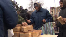 Затишье после боев в Дебальцеве: музыка на улице и очереди за хлебом Затишье после боев в Дебальцеве: музыка на улице и очереди за хлебом