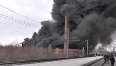 Клубы густого темного дыма поднялись над горящим ТЦ Адмирал в Казани Клубы густого темного дыма поднялись над горящим ТЦ Адмирал в Казани