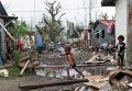 Дети на улице Порт-Вилы, столицы Вануату, поврежденной в результате циклона Пэм Дети на улице Порт-Вилы, столицы Вануату, поврежденной в результате циклона Пэм