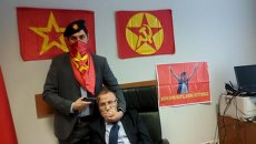 Член Революционной народной освободительной партии с взятым в заложники прокурором в здании суда в Стамбуле Член Революционной народной освободительной партии с взятым в заложники прокурором в здании суда в Стамбуле