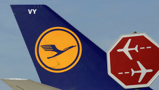 Логотип авиакомпании Lufthansa. Архивное фото Логотип авиакомпании Lufthansa. Архивное фото