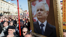 Люди с портретом Леха Качиньского во время мемориальных мероприятий, посвященных годовщине авиакатастрофы Ту-154 М под Смоленском. Варшава, Польша Люди с портретом Леха Качиньского во время мемориальных мероприятий, посвященных годовщине авиакатастрофы Ту-154 М под Смоленском. Варшава, Польша