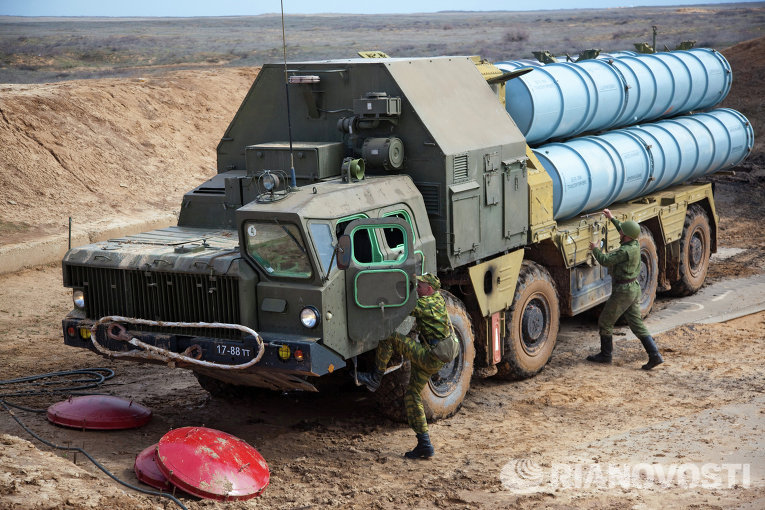 Разворачивание зенитно-ракетной системы С-300 Разворачивание зенитно-ракетной системы С-300