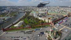 Вертолет Ми-8 во время репетиции воздушной части военного парада в Москве. Архивное фото. Вертолет Ми-8 во время репетиции воздушной части военного парада в Москве. Архивное фото.