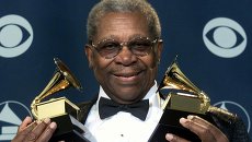 Блюз музыкант Би Би Кинг с своими наградами на 43-м Grammy Awards в Лос-Анджелесе Блюз музыкант Би Би Кинг с своими наградами на 43-м Grammy Awards в Лос-Анджелесе