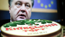 Киевский торт компании Roshen на фоне портрета президента Украины Петра Порошенко. Архивное фото Киевский торт компании Roshen на фоне портрета президента Украины Петра Порошенко. Архивное фото