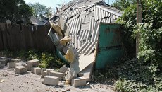 Последствия обстрелов поселка Октябрьский в Донецке Последствия обстрелов поселка Октябрьский в Донецке